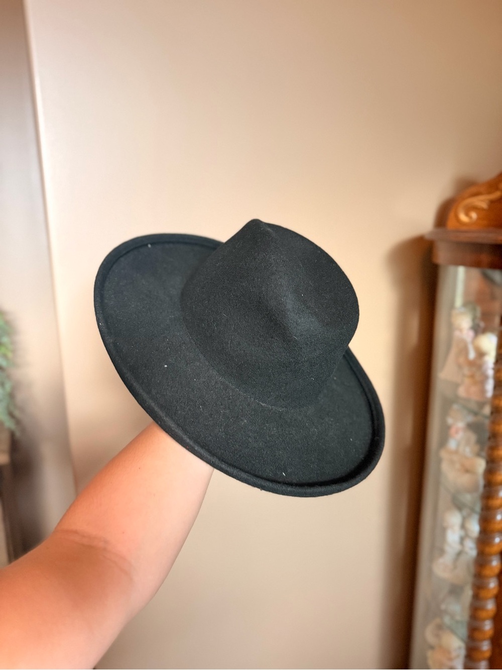 Olive & Pique Black Wide-Brim Felt Hat